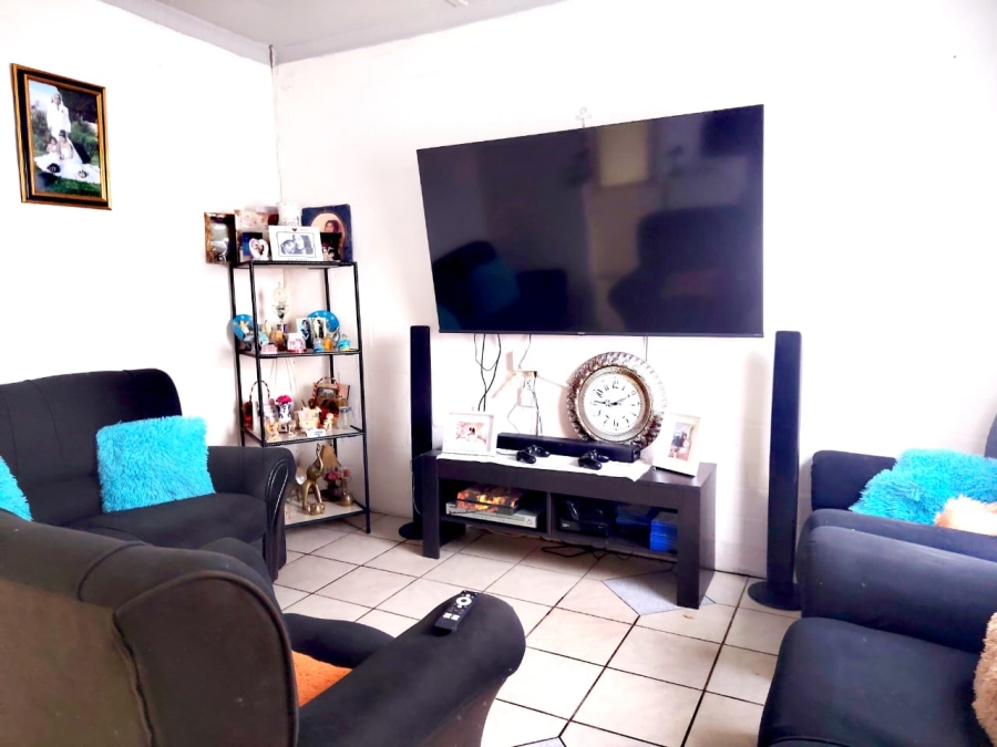 2 Bedroom Property for Sale in Roosendal Western Cape